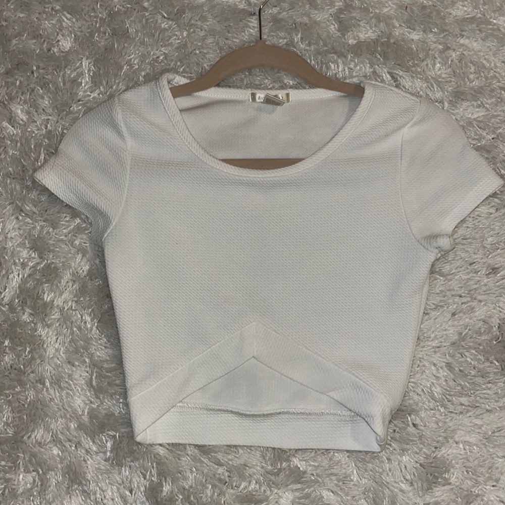 white short sleeve crop top